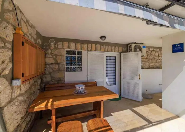 In 51204 Apartment Dramalj